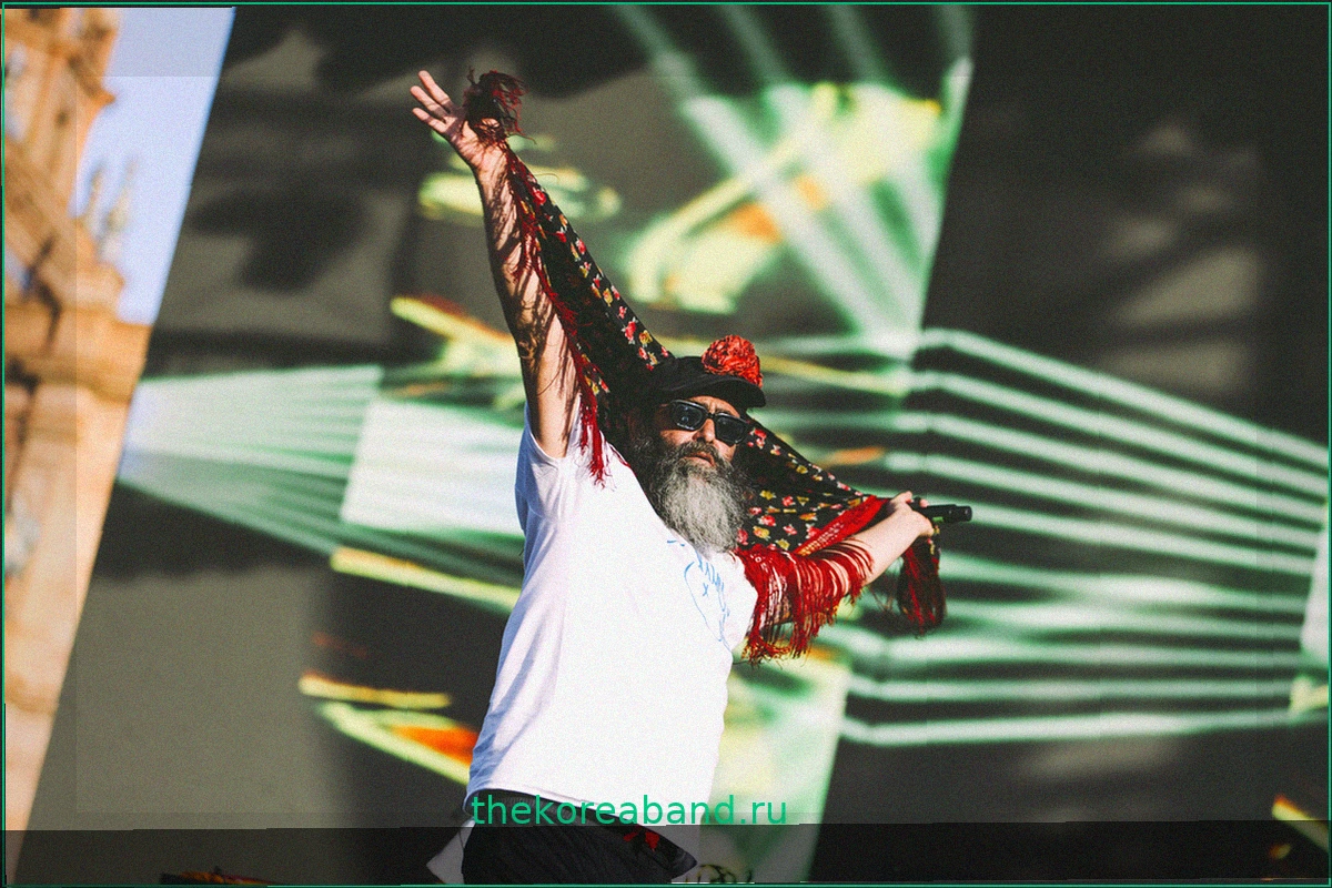 Califato 3/4 y La Plazuela desatan la furia festiva andalucista con electrónica, flamenco y mucha guasa reivindicativa